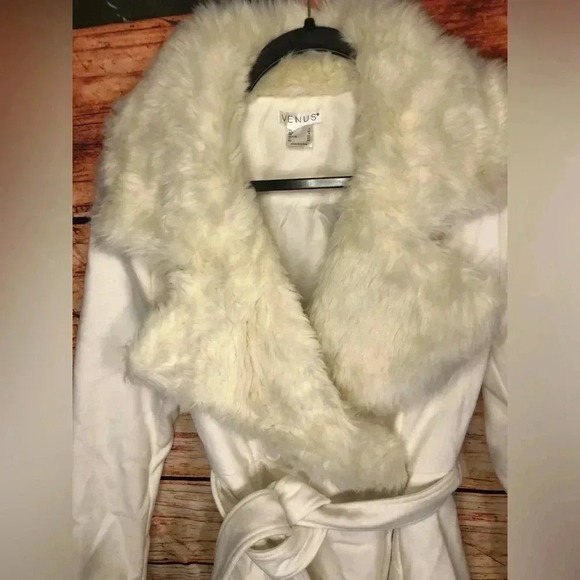 ❄️🐩White / Cream Faux Fur coat🐩❄️ - Picture 3 of 10
